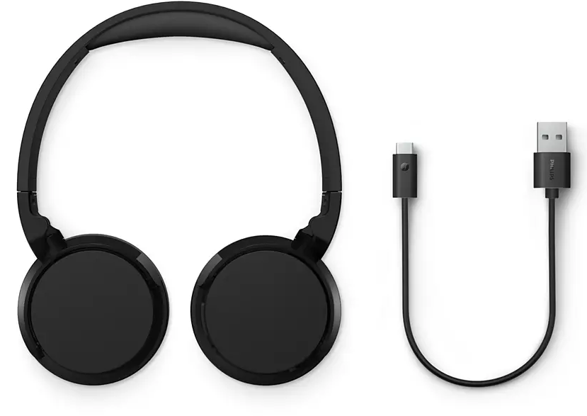 Fekete fejhallgató USB-C kábellel és USB csatlakozóval, fehér háttéren.