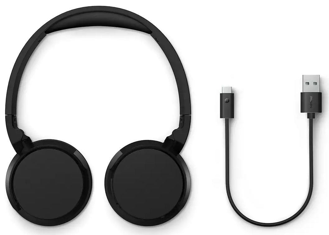 Fekete fejhallgató és USB-C kábel fehér háttéren.