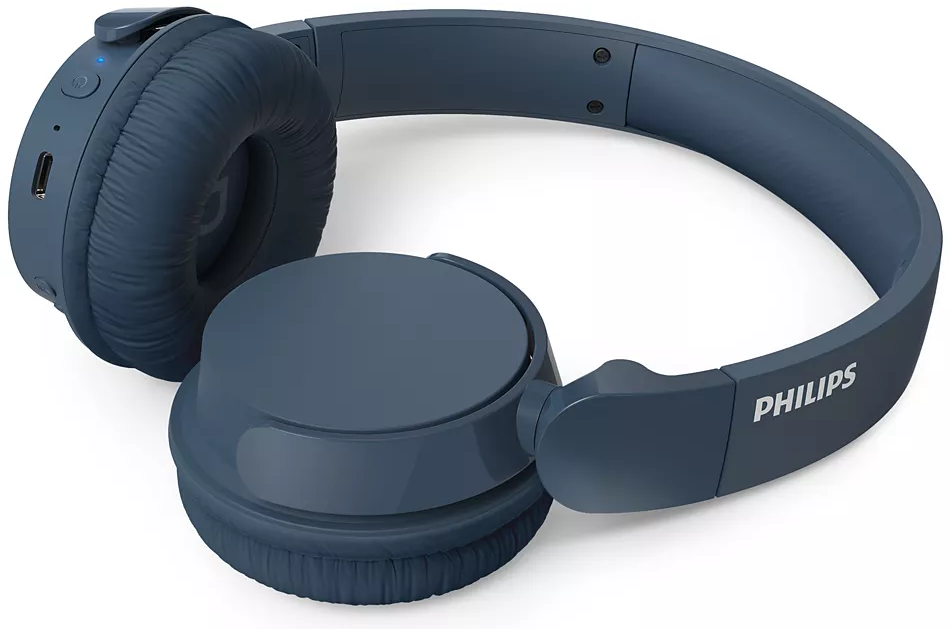 Kék fejhallgató a Philips márkával az oldalán, fehér felületen fekszik.