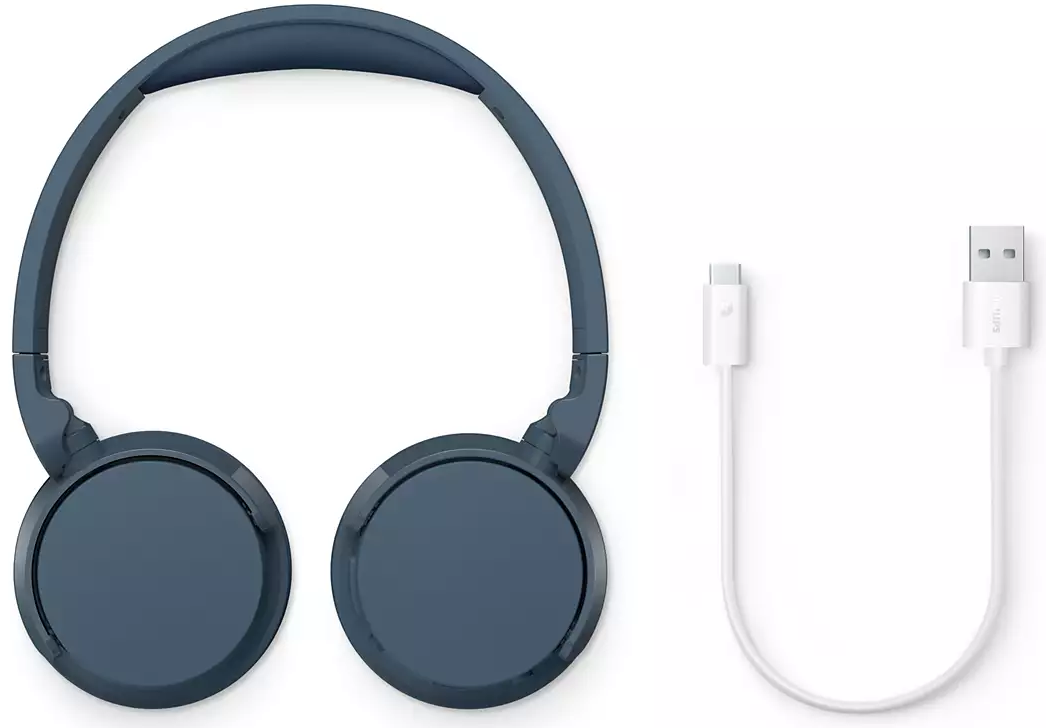 Kék fejhallgató és fehér töltőkábel USB csatlakozóval.