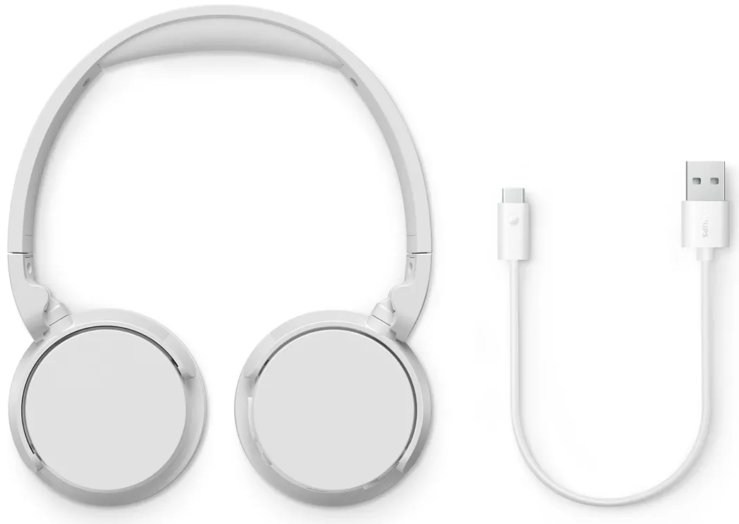 Fehér fejhallgató és egy fehér USB-C töltőkábel mellettük, fehér háttér előtt.