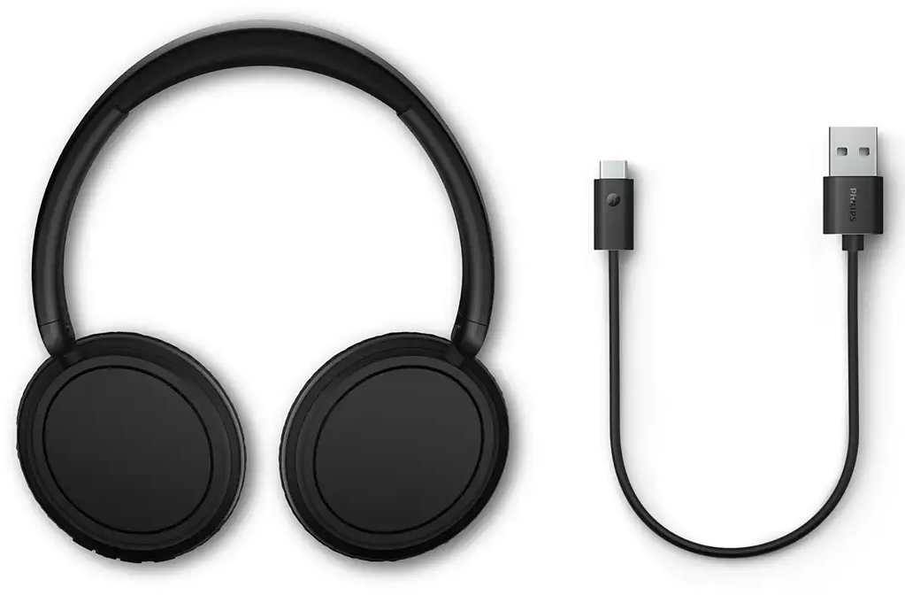 Fekete fejhallgató és egy USB-C töltőkábel fehér háttér előtt.