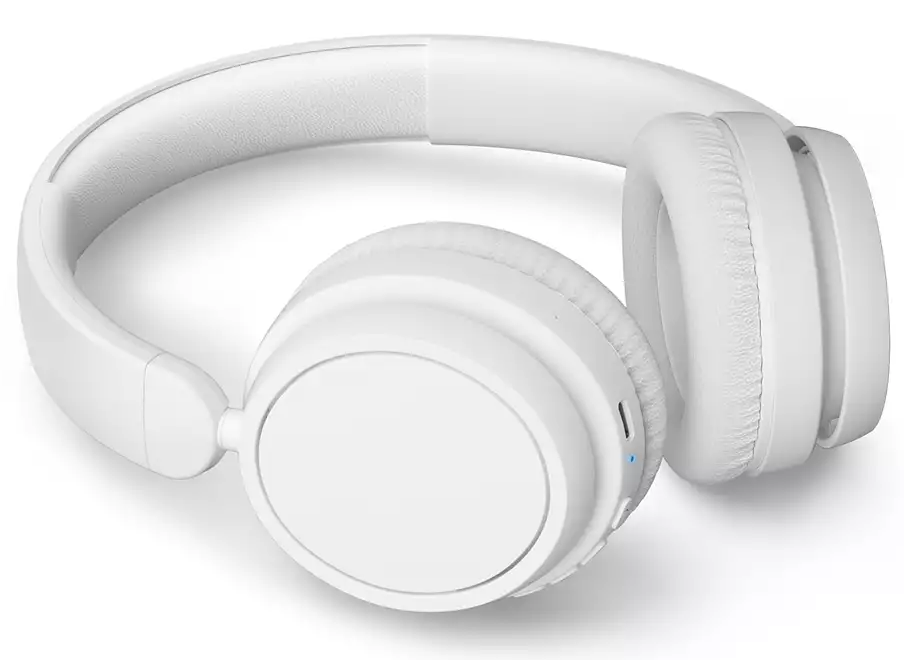 Fehér fejhallgató. A fejhallgató over-ear stílusú, párnázott fejpánttal.