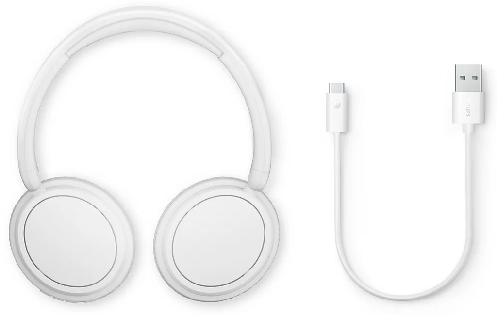 Fehér fejhallgató és egy fehér USB-C-USB-A töltőkábel, fehér felületen.