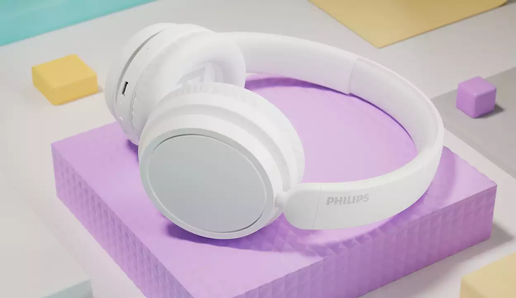 Fehér fejhallgató lila állványon, sárga és lila kockákkal. A Philips márkanév látható.