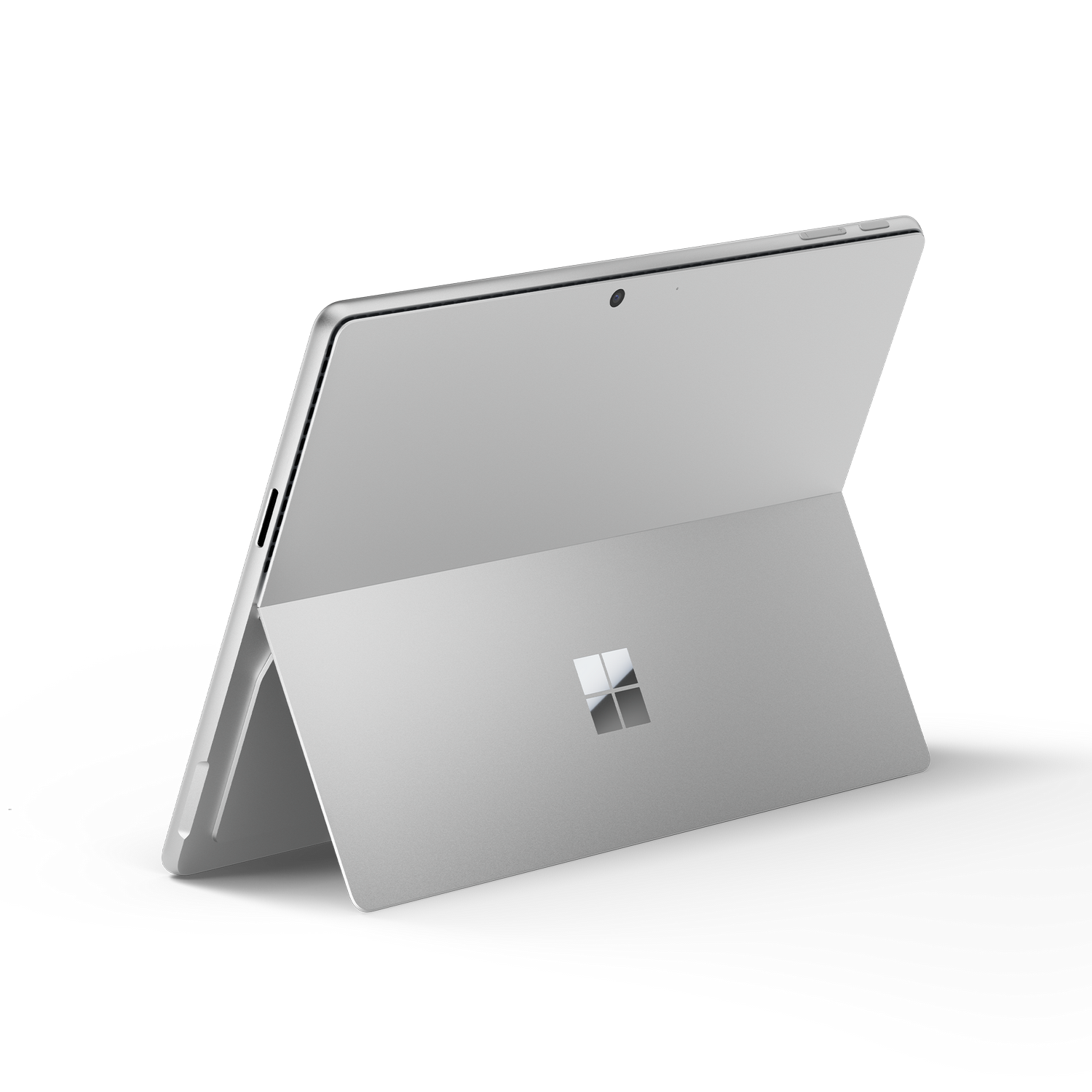 Una tableta Microsoft Surface plateada con teclado adjunto, contra un fondo negro.