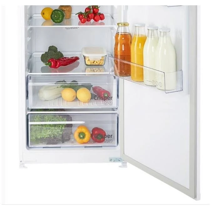 Interior del refrigerador, puerta abierta. Se ven frascos, botellas y productos frescos.