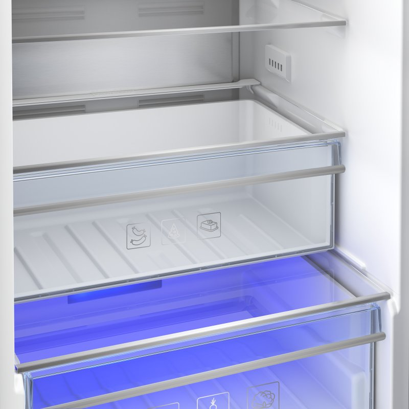 Dentro de un refrigerador, cajones y estantes transparentes con alimentos. Luz azul abajo.