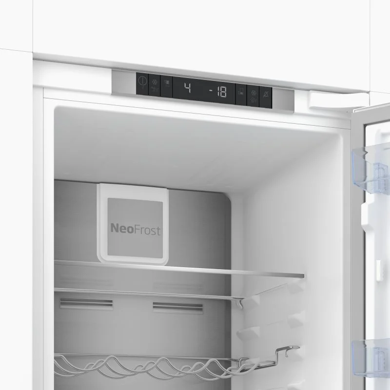 Interior de un refrigerador. Tiene estantes, un logotipo de NeoFrost y una pantalla digital. Está iluminado con luz blanca.
