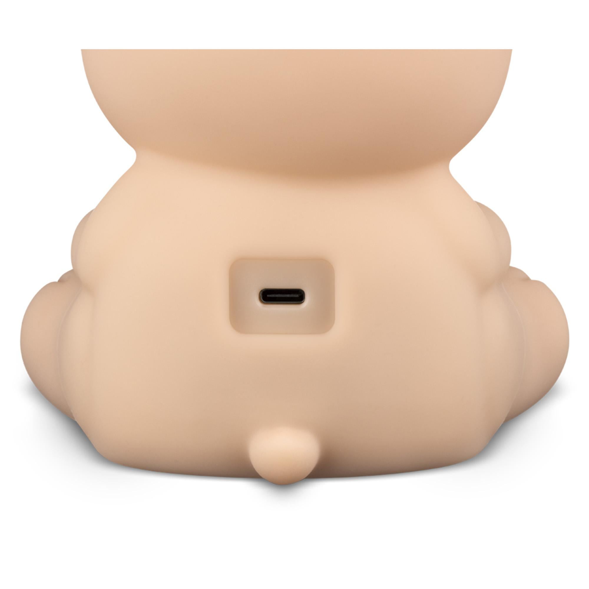 Die Rückseite einer beigefarbenen bärenförmigen Lampe mit Ladeanschluss.