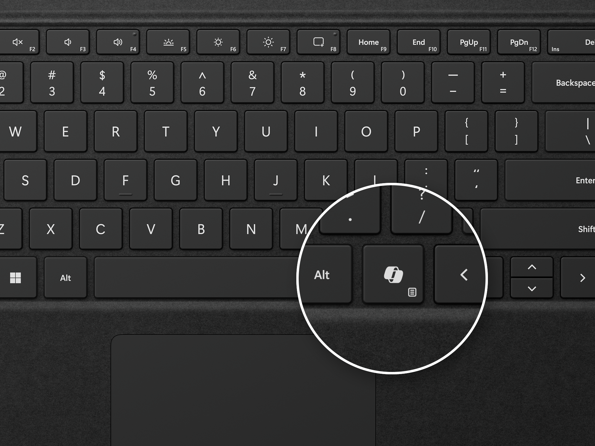 Gros plan sur un clavier noir avec la touche d'information encerclée.