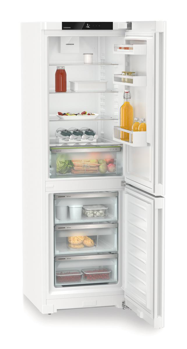 Weißer Kühlschrank mit offenen Türen, die Regale mit Lebensmitteln zeigen.