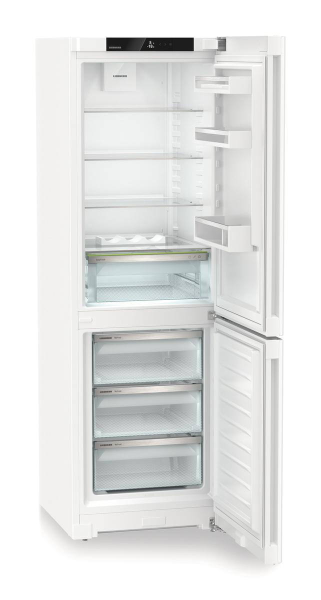 Weißer Kühlschrank mit offenen Türen, zeigt Regale und Schubladen.