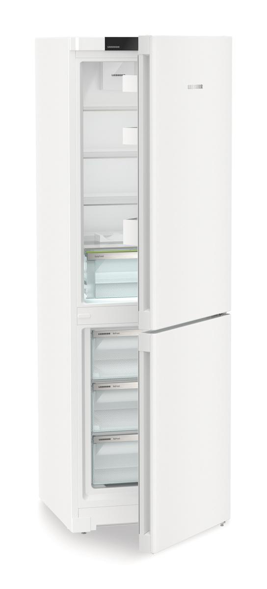 Weißer Kühlschrank mit geöffneten Türen, zeigt Regale und Schubladen. Weißer Hintergrund.