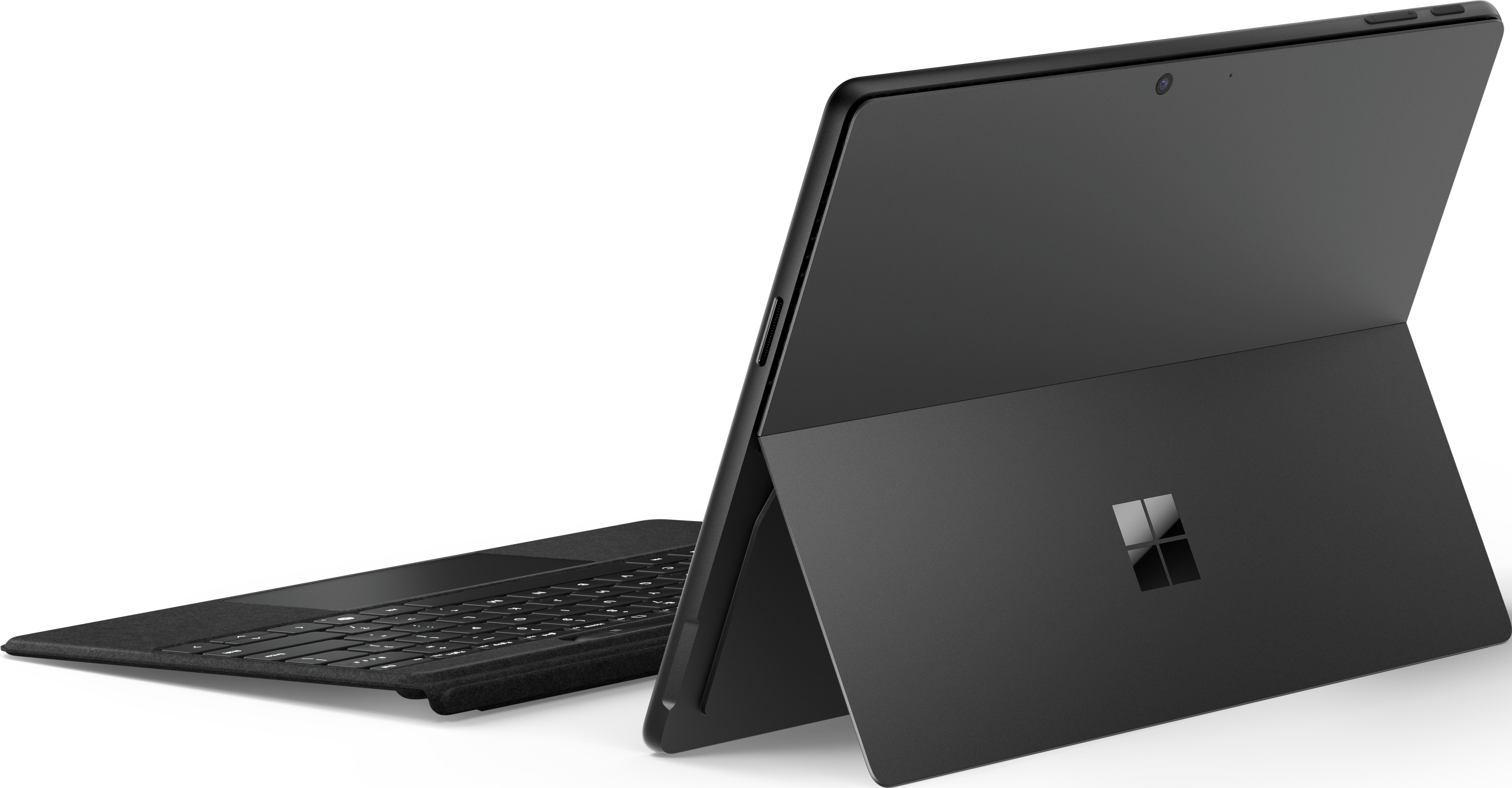 Un ordinateur portable noir avec un clavier est ouvert. Le logo Microsoft est derrière.
