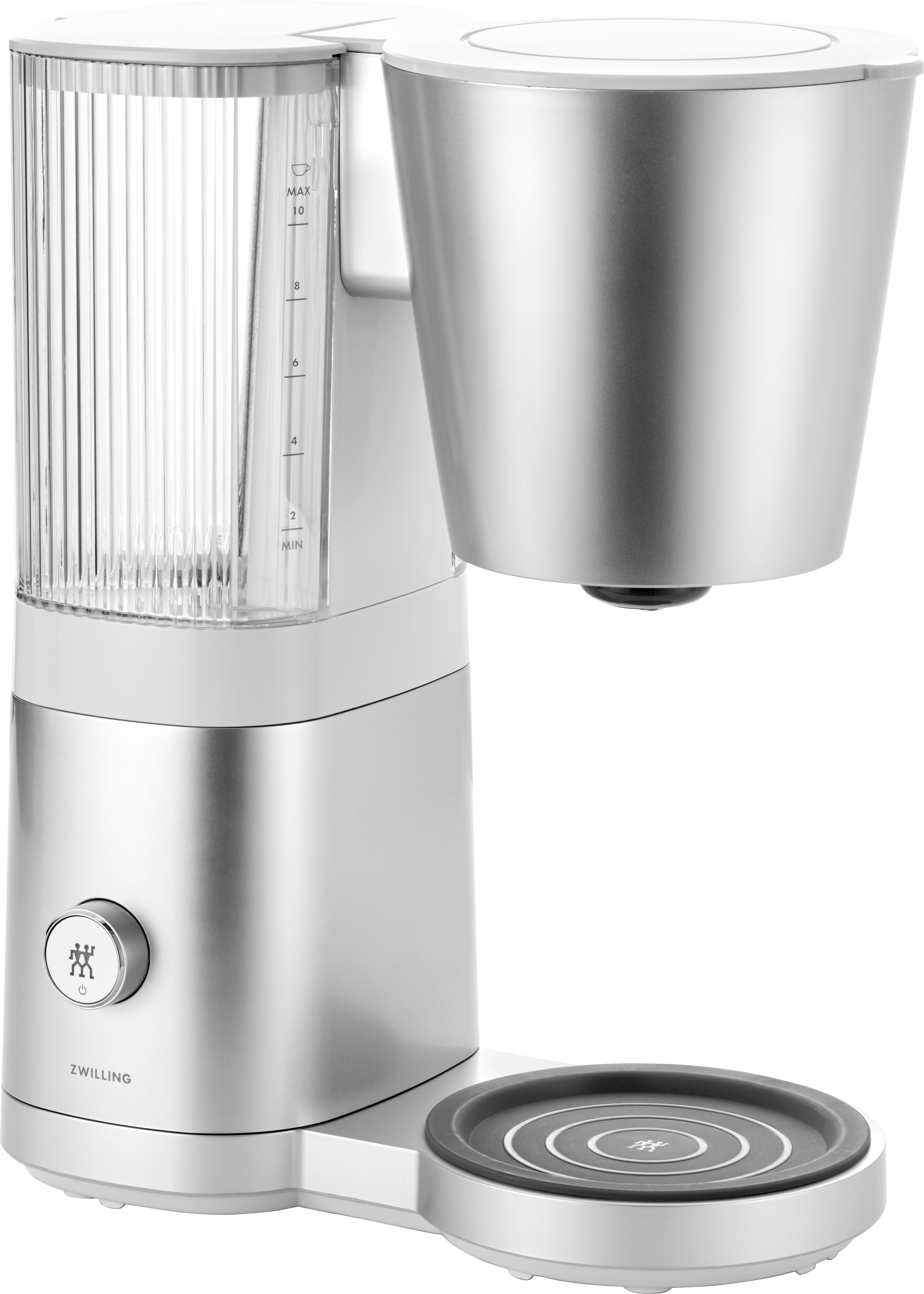 Eine silber-weiße Kaffeemaschine. Sie hat einen transparenten Wasserbehälter und einen Metallkannenbereich.