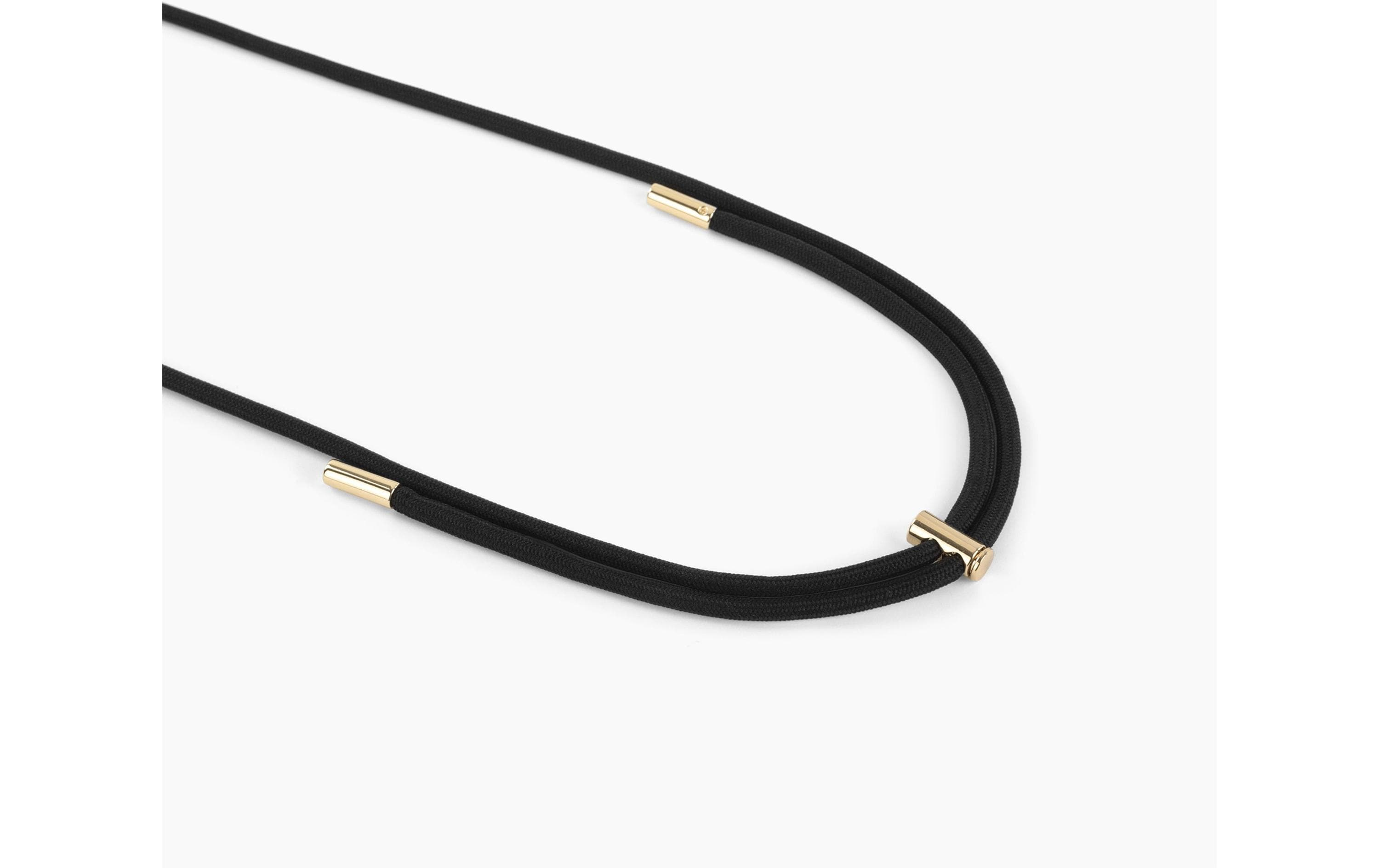 Cavo nero con dettagli in metallo color oro. Il cavo forma una curva su sfondo bianco.