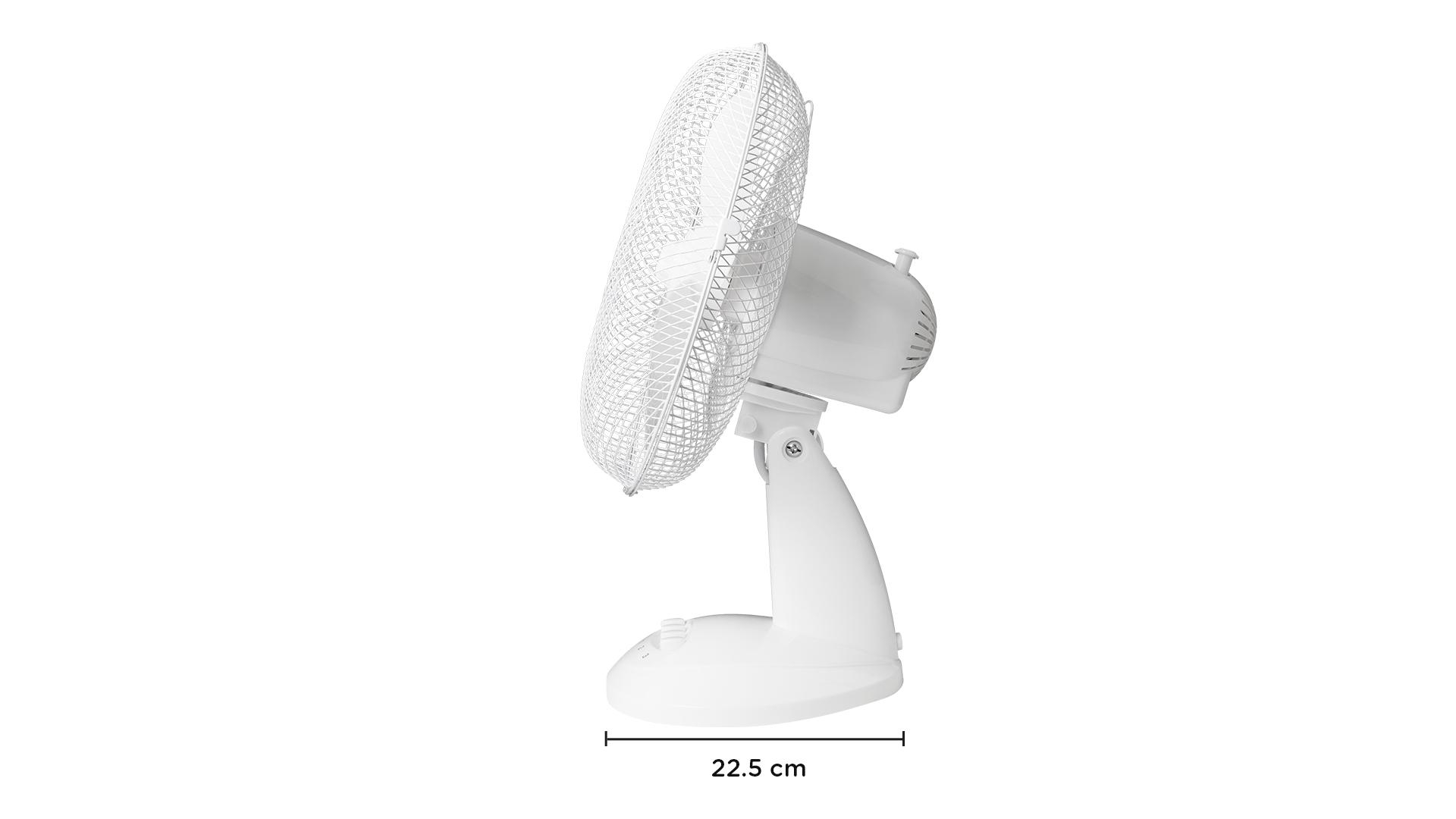 Ein weißer Tischventilator, nach links geneigt, mit einer Messung von 22,5 cm am Boden.
