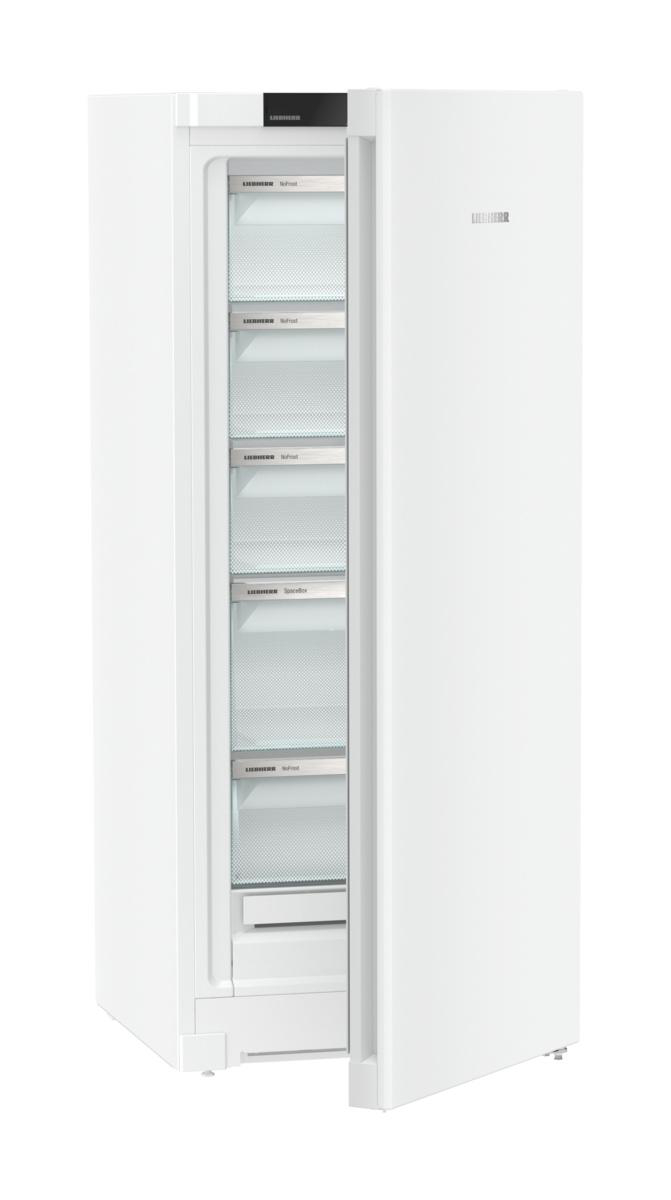 Ein weißer Liebherr-Kühlschrank mit geöffneter Tür, zeigt Regale und Fächer.