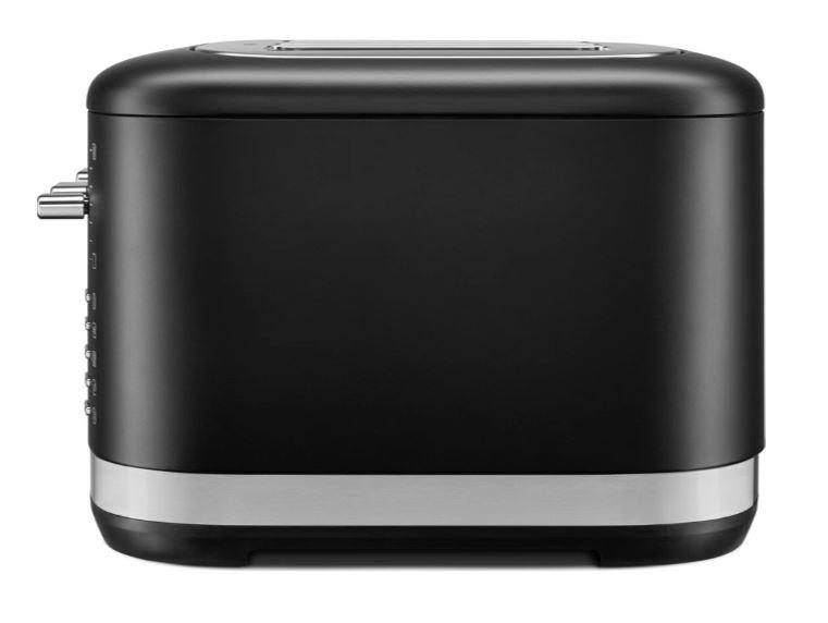 Eine Hand, die ein Ladepad auf ein schwarzes Smartphone legt.