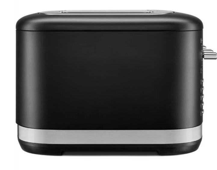 Ein schwarzer Toaster mit silbernem Streifen. Er hat zwei Schlitze und Bedienhebel an der Seite.