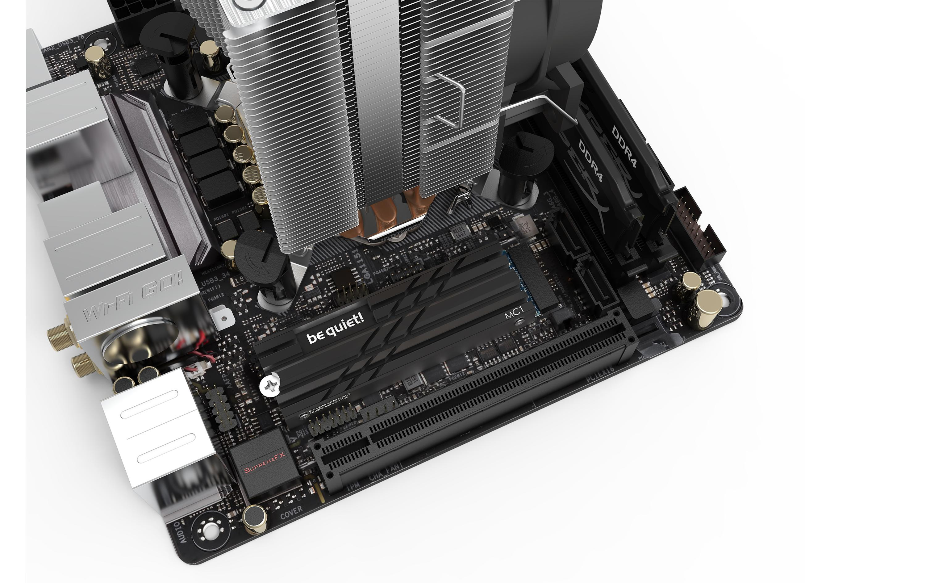 Scheda madre del computer con un dissipatore CPU, RAM e vari componenti. Colori nero e metallico.