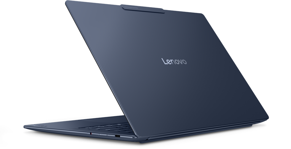 Kék laptop, hátulnézet. A Lenovo logóját és a letisztult dizájnt mutatja. Fekete háttér.