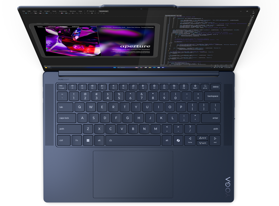 Nyitott laptop, weboldalt és kódot mutat.
