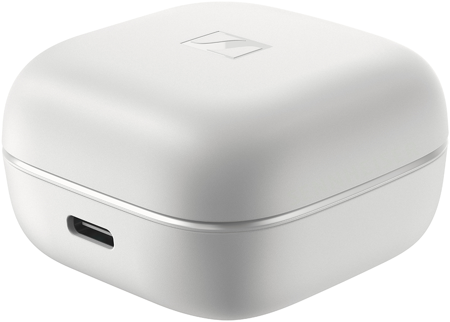 Fehér fülhallgató töltőtok. USB-C porttal rendelkezik. A Sennheiser logót mutatja.
