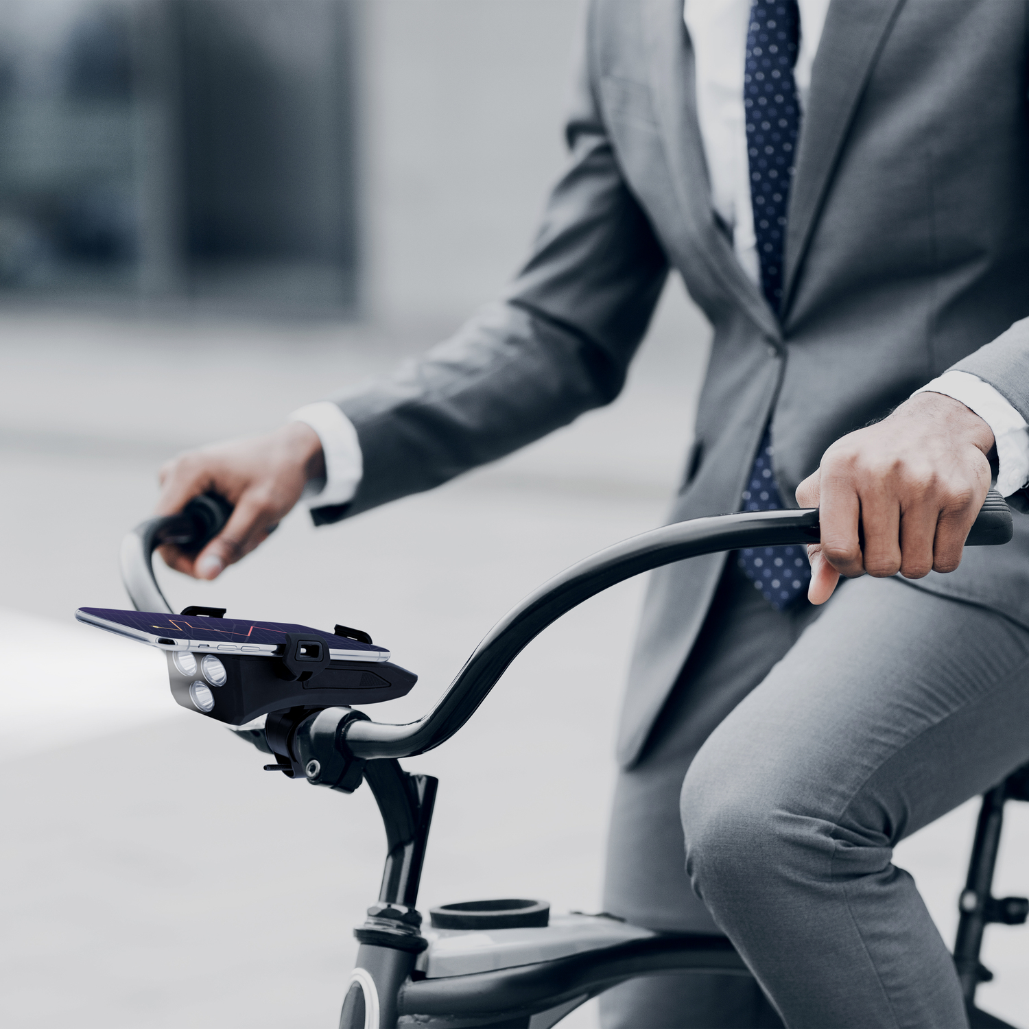 Homme en costume à vélo. Vélo noir avec panneau solaire à l'avant.