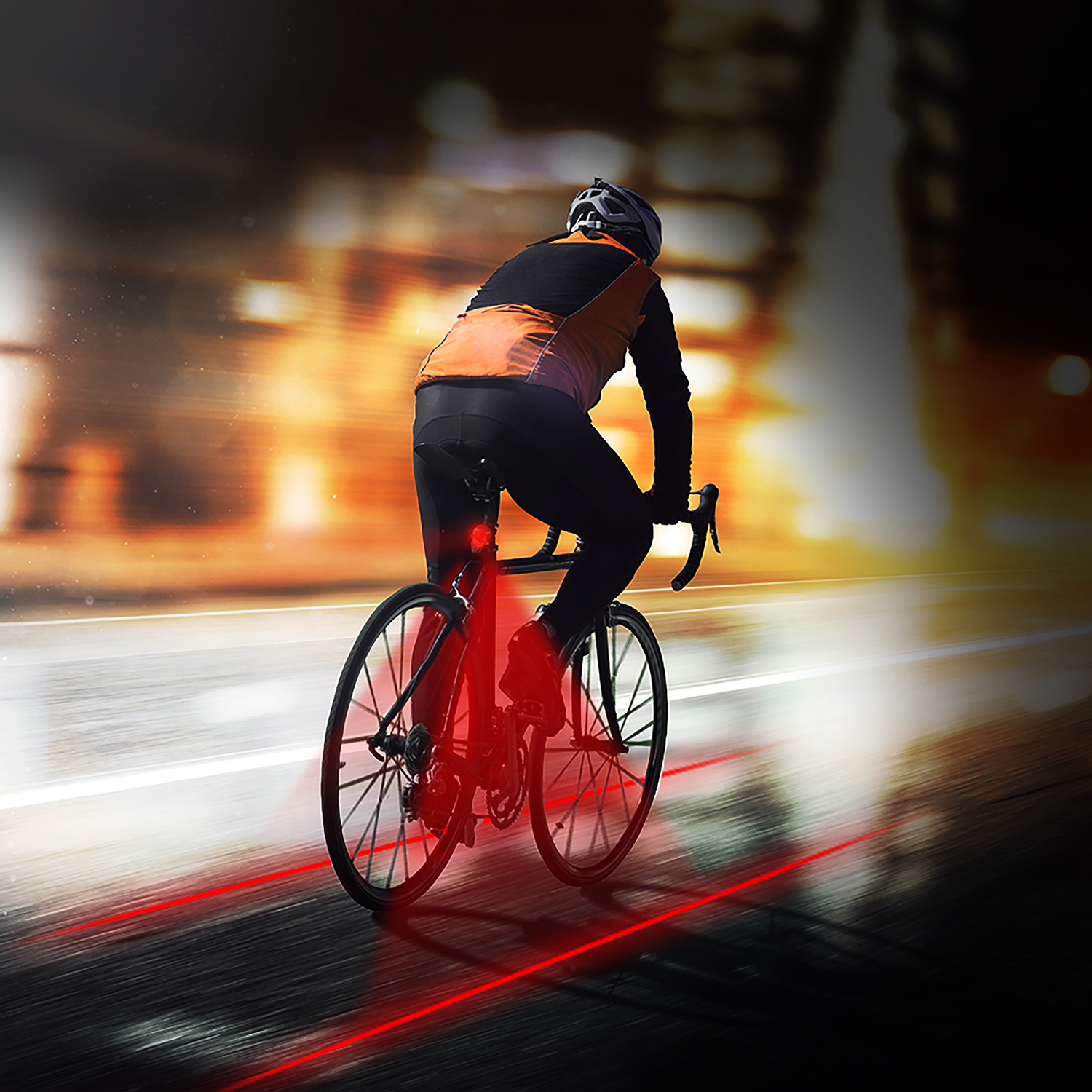 Cycliste sur une route de nuit, feux rouges sur le vélo, arrière-plan flou.