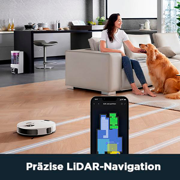 Frau und Hund in einem Wohnzimmer. Ein Roboterstaubsauger steht am Boden. Ein Telefon zeigt eine Karte.
