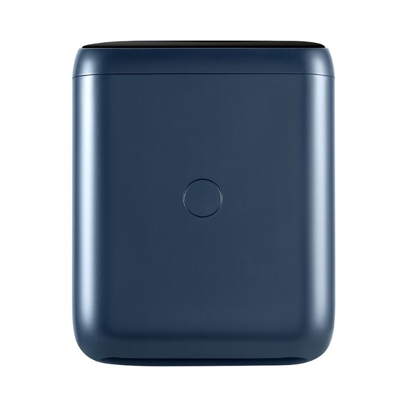 Tek bir merkez düğmesi olan, koyu mavi, dikdörtgen bir powerbank.