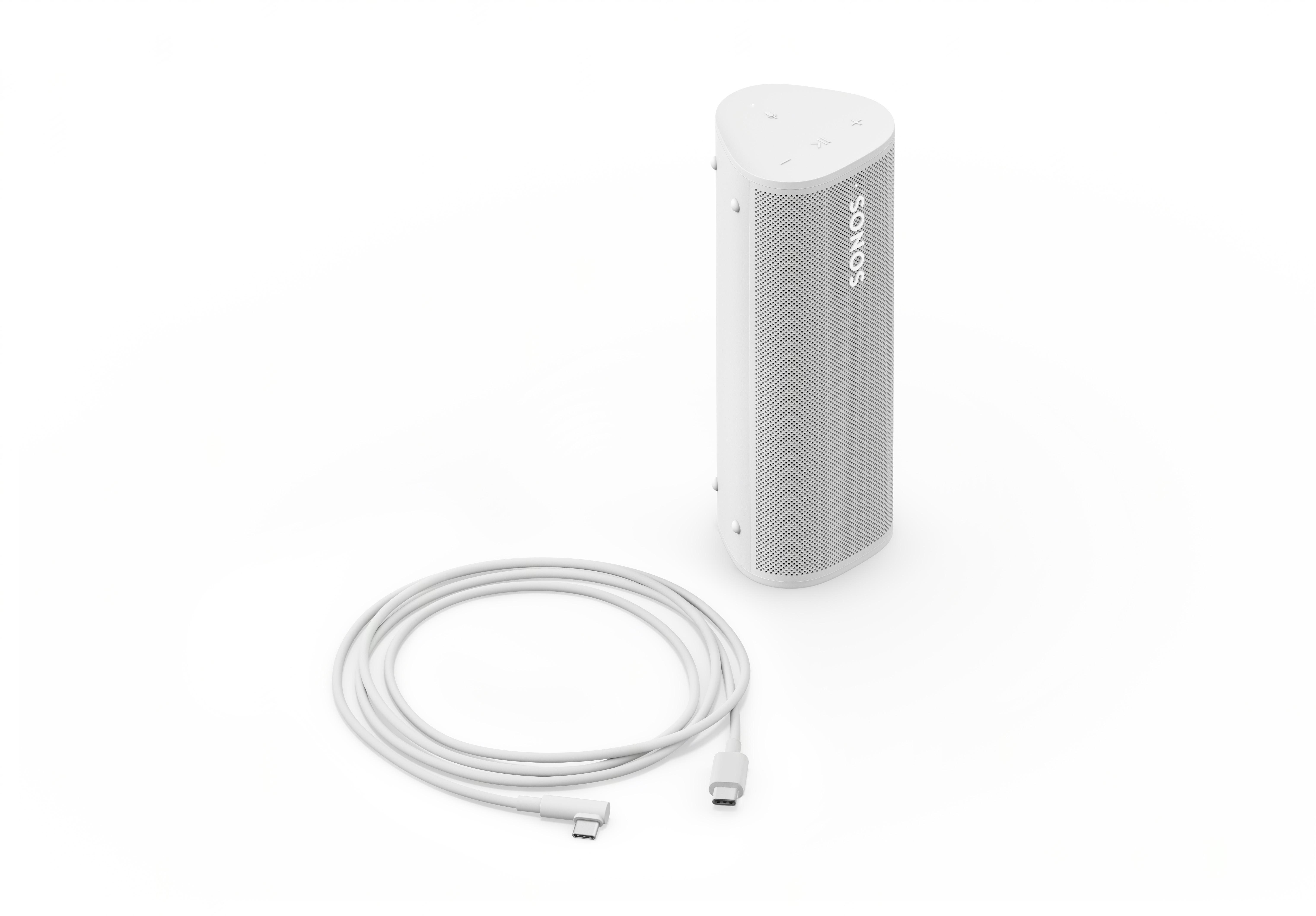 Weißer Lautsprecher und weißes Ladekabel auf weißem Hintergrund. Draufsicht.