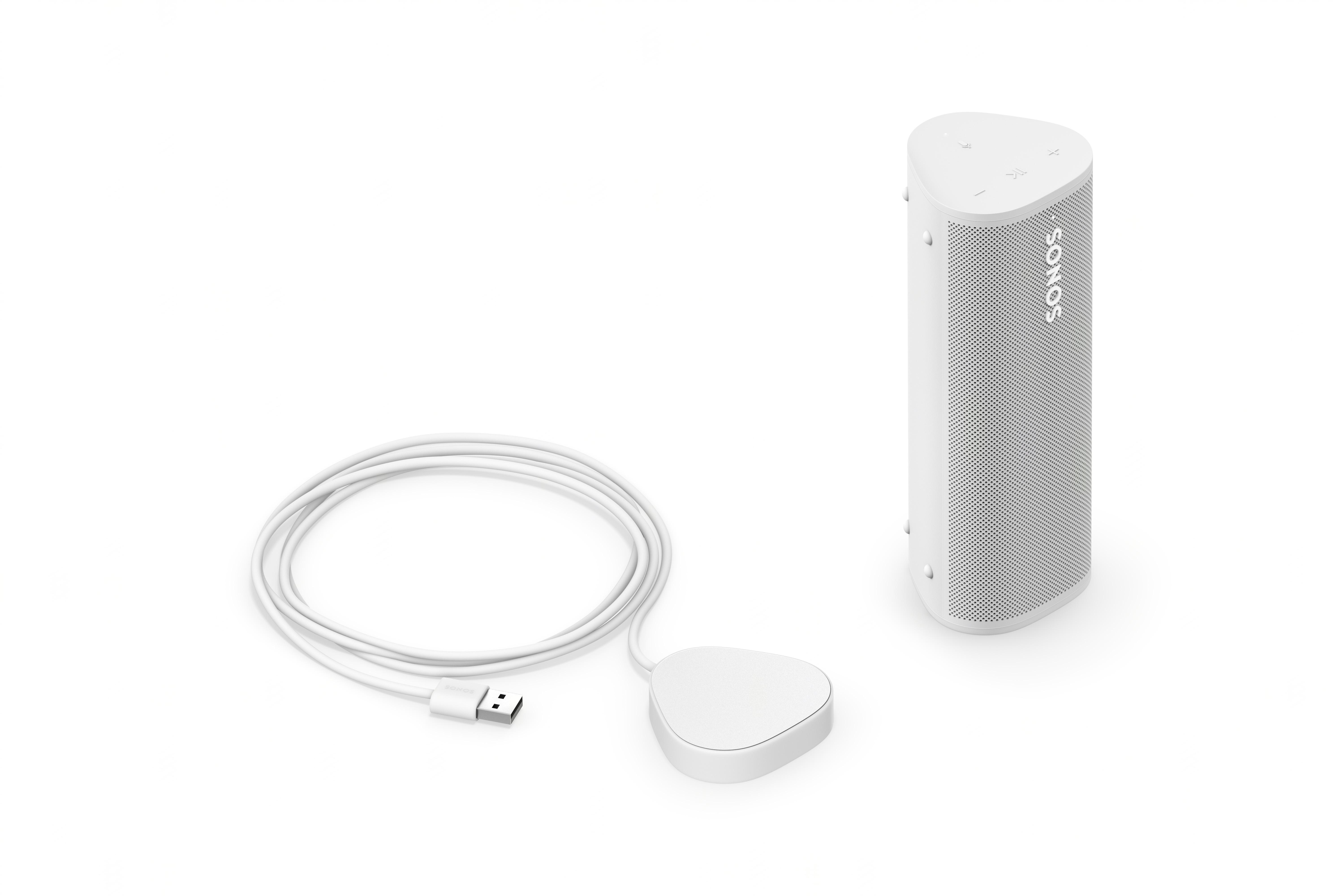 Weißer Sonos-Lautsprecher mit weißem Netzteil und Kabel auf weißer Oberfläche.