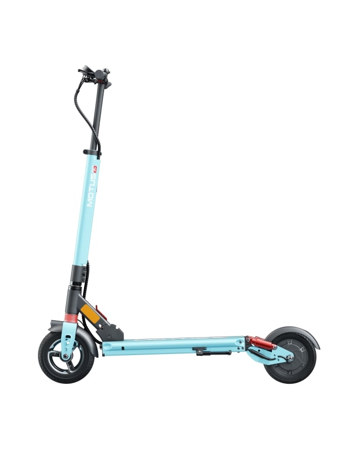 Jasnoniebieska hulajnoga elektryczna na białym tle, widok z boku, widoczna kierownica i koła.