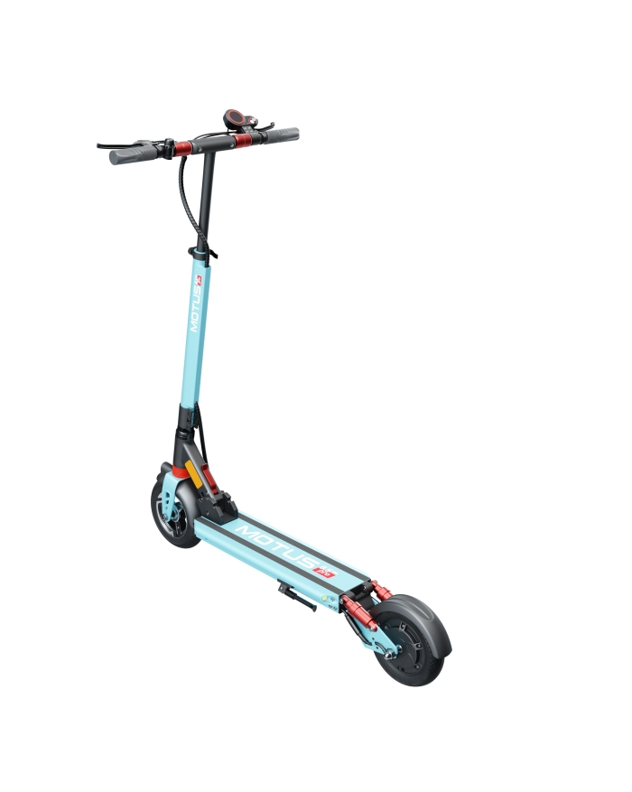 Jasnoniebieska hulajnoga elektryczna, białe tło. Czerwone akcenty i czarne koła.