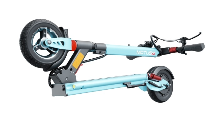 Jasnoniebieska złożona hulajnoga elektryczna na białej powierzchni.