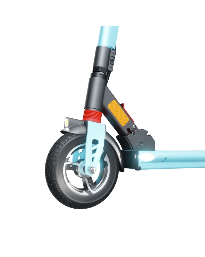 Zbliżenie przedniego koła i zawieszenia jasnoniebieskiej hulajnogi elektrycznej, białe tło.