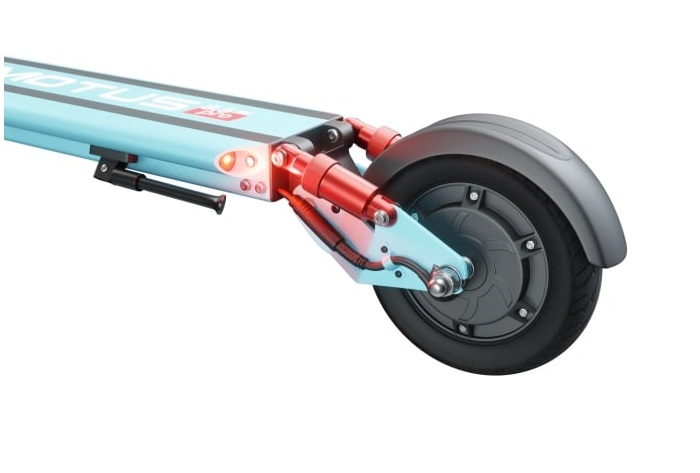 Tył skutera. Jasnoniebieska rama, czerwone akcenty i czarne koło.