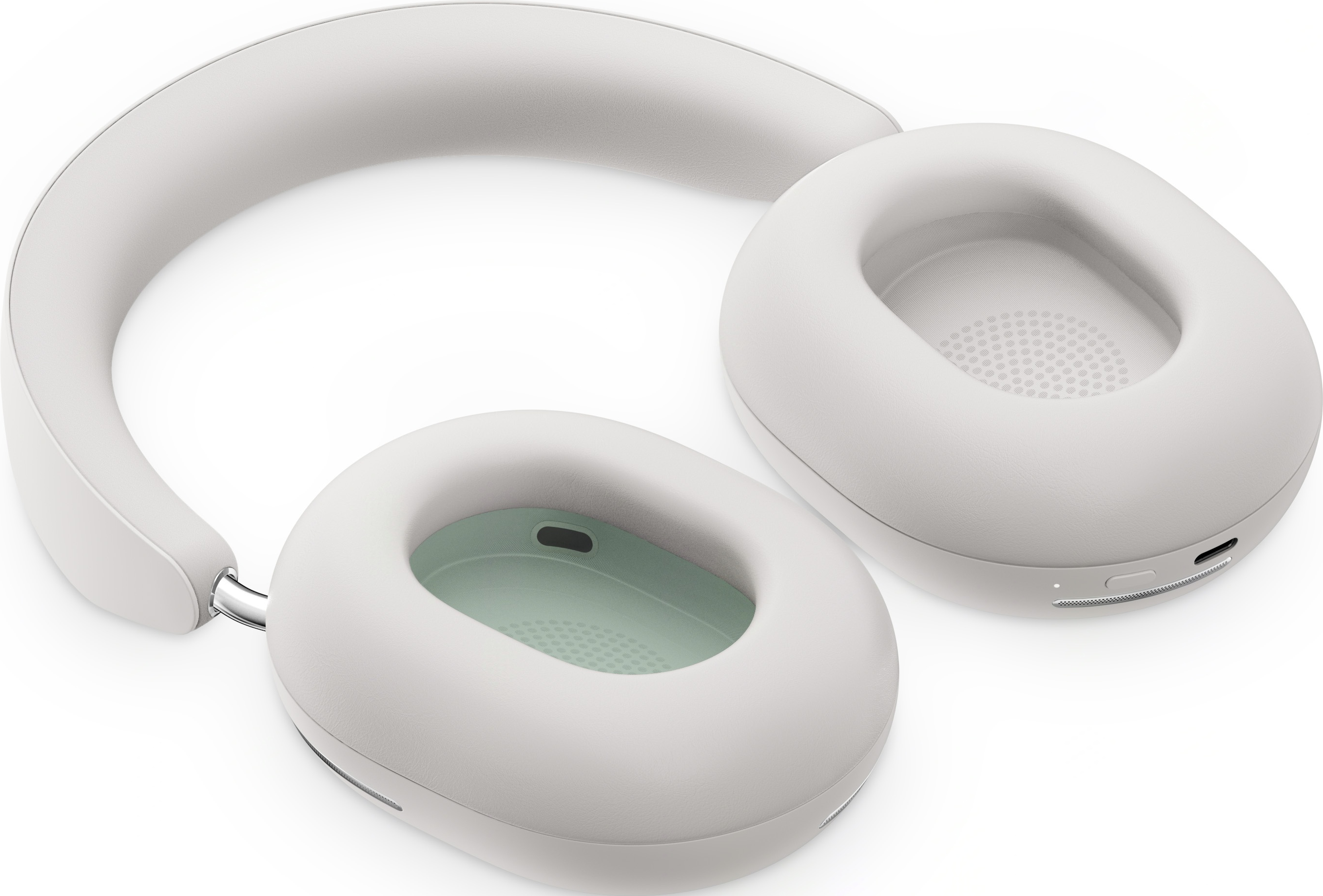 Casque blanc avec intérieur vert clair, sur une surface blanche.