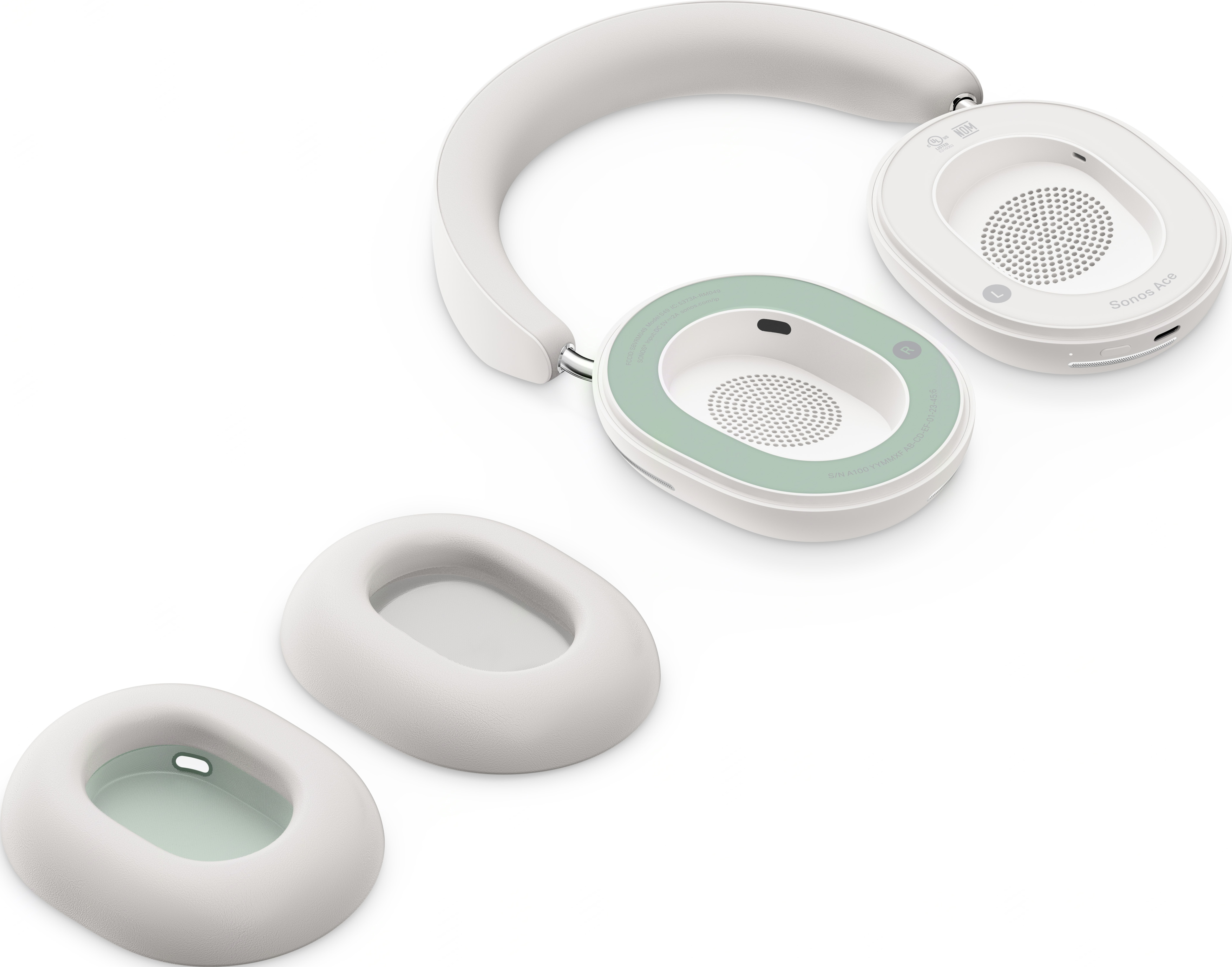 Casque blanc, coussinets détachés, accents vert menthe et fond blanc.