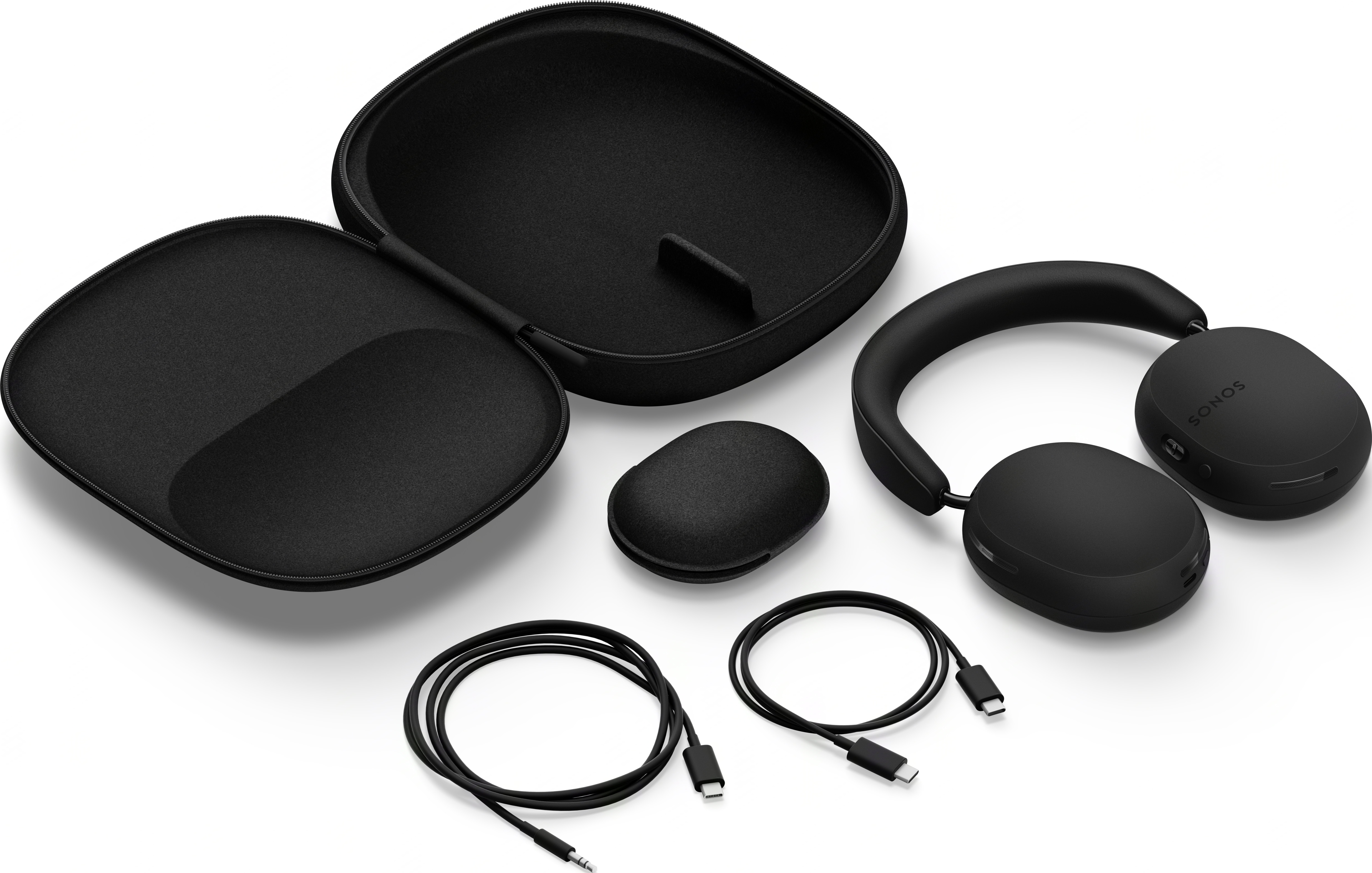 Casque noir, câbles de charge et étui sur fond blanc. Tous les articles sont noirs.
