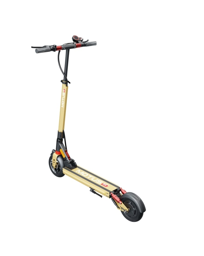 Złoty skuter elektryczny z czarną kierownicą i czerwonymi akcentami. Skuter stoi na białym tle.