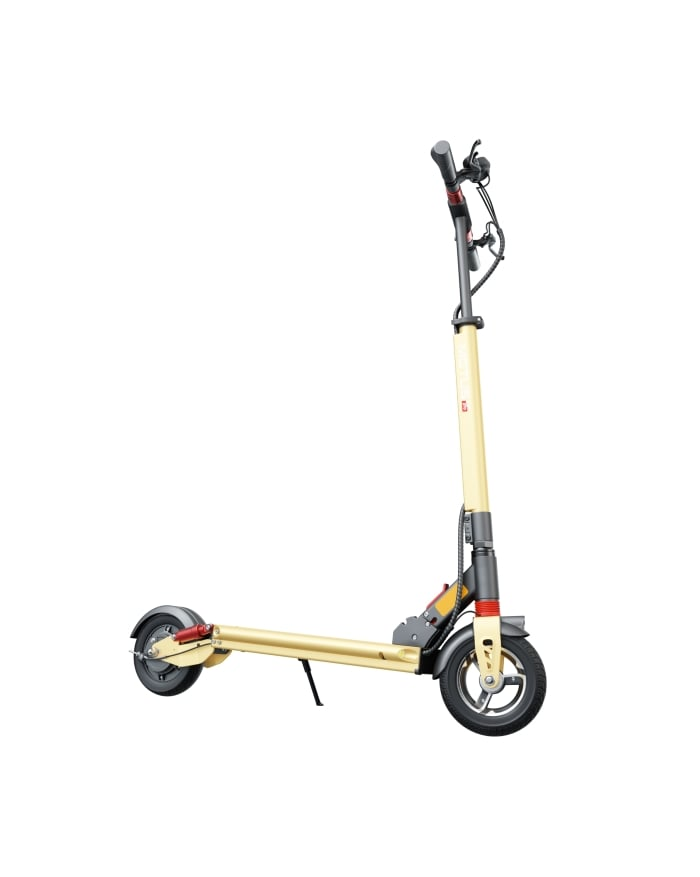 Złota hulajnoga elektryczna na białym tle, widok z boku, z czarnymi kołami.