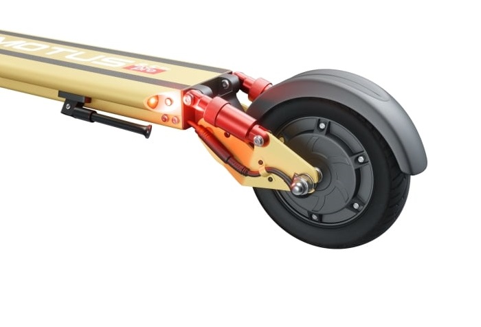 Zbliżenie tylnego koła hulajnogi elektrycznej, z widocznym silnikiem.