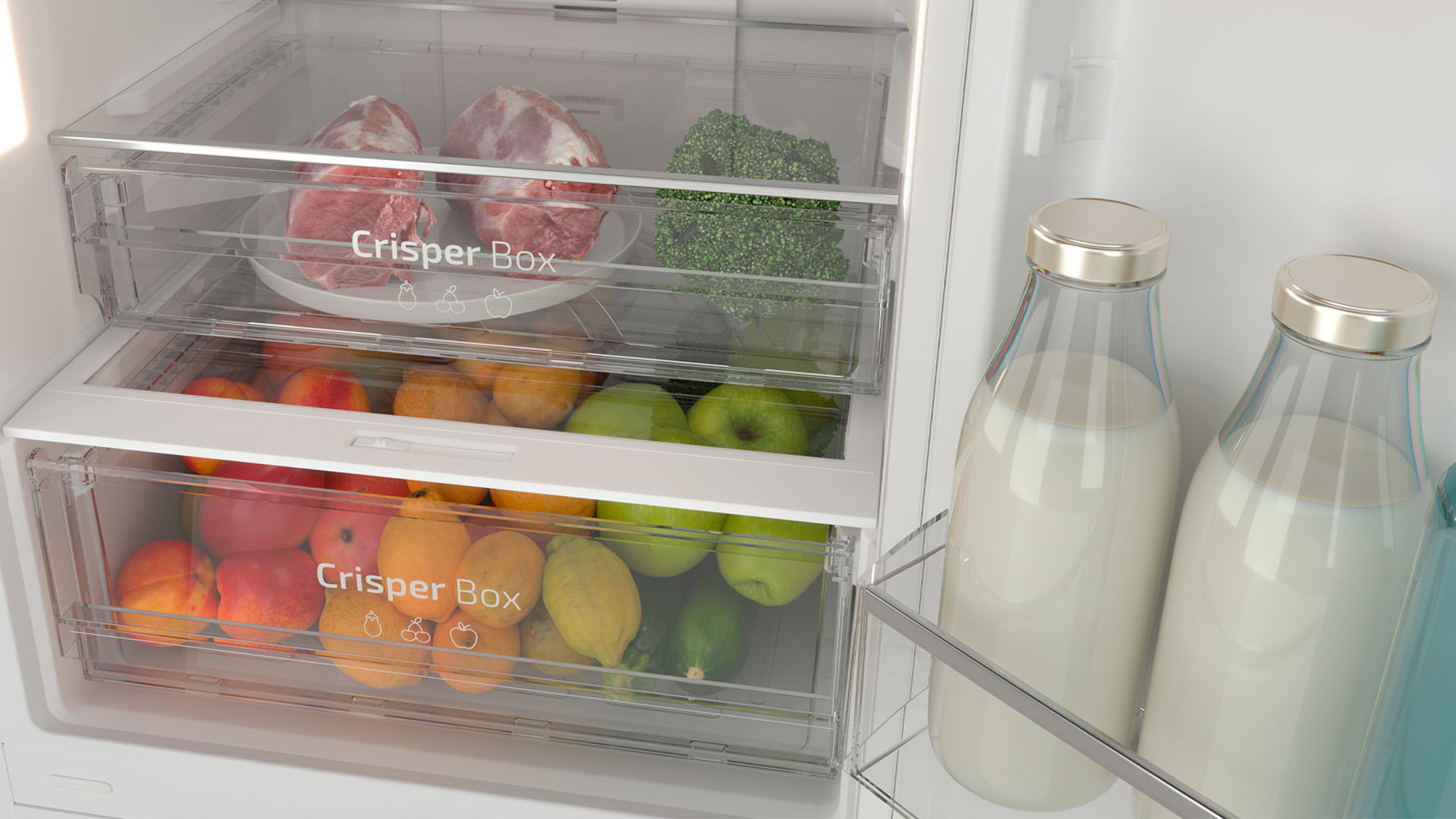 Interior de un refrigerador con frutas, verduras y botellas de leche. Interior blanco.