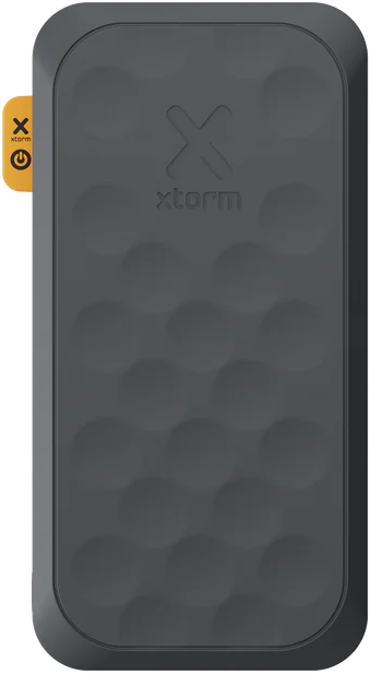 Dunkelgraue xtorm Powerbank mit Blasenstruktur und gelbem Knopf.
