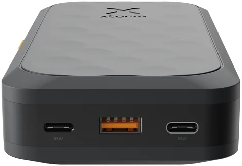 Schwarze X-Storm Powerbank mit USB- und USB-C-Anschlüssen, ein orangefarbener Port.