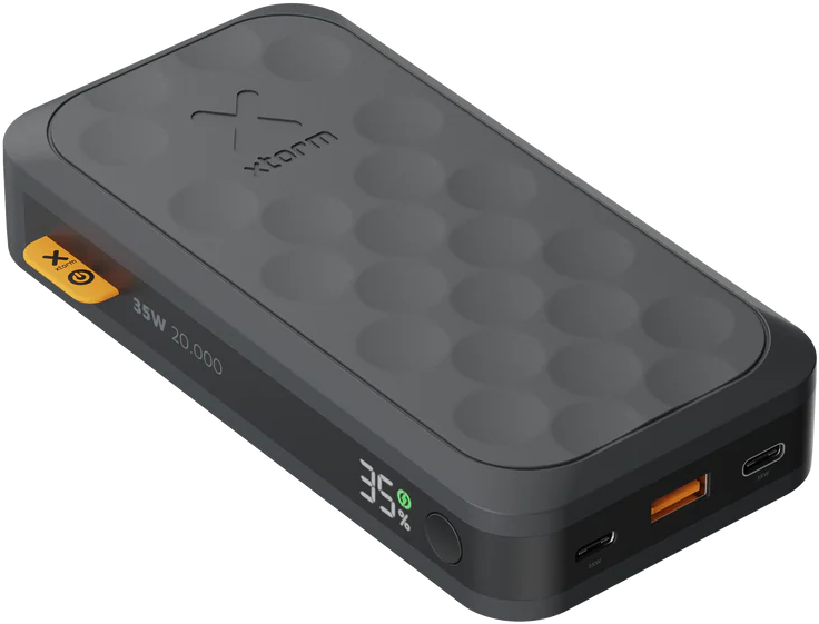 Dunkelgraue Powerbank mit Display, das den Akkustand anzeigt.